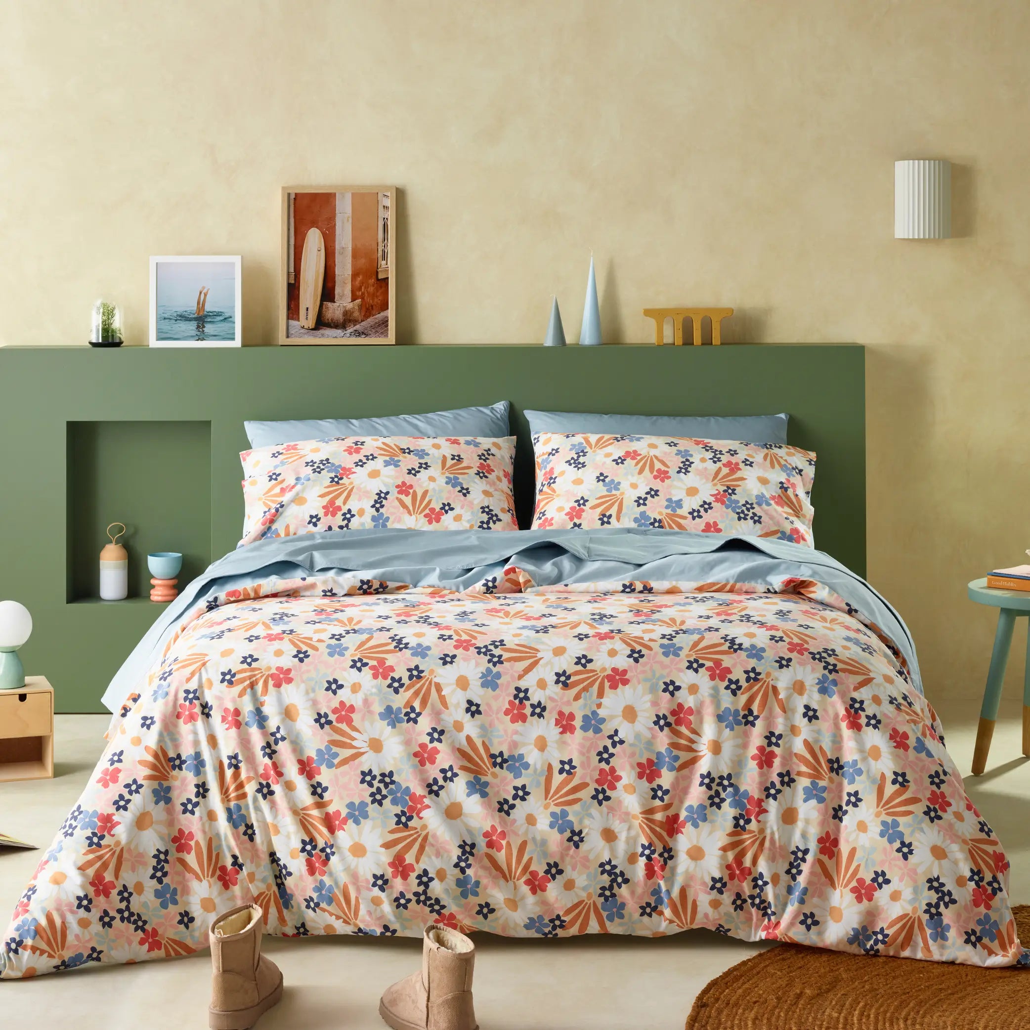 Bright and stylish floral quilt cover set with a mix of warm and cool tones. This water-resistant bedding set features a playful daisy pattern, bringing a fresh and cosy touch to any bedroom decor.